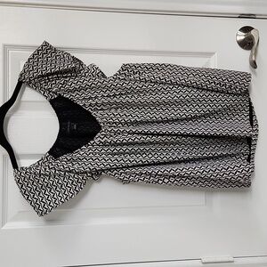 Ann Taylor B&W flutter-sleeve v-neck blouse Size: L